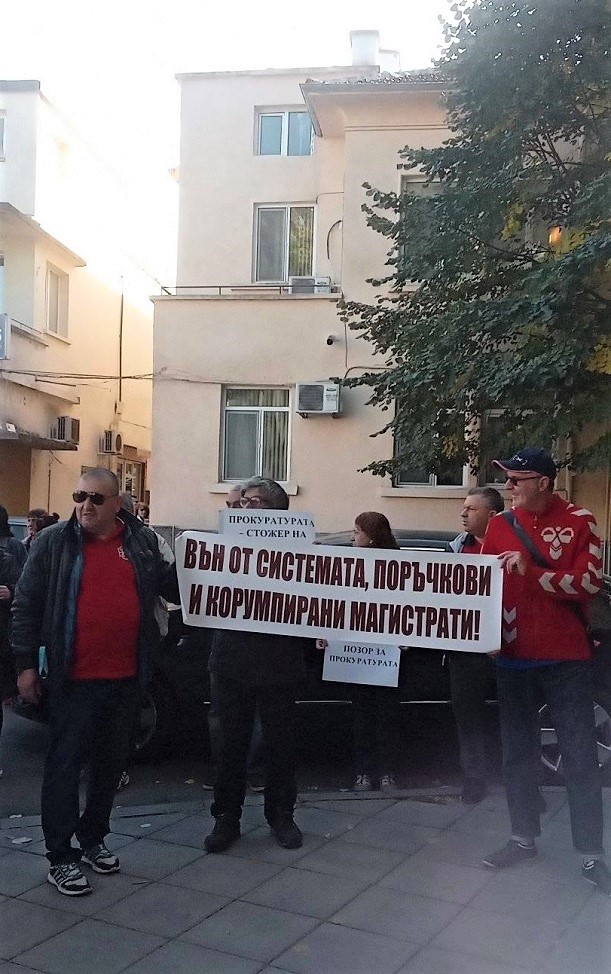 Сдружение „Борба за справедливост“ вдигна протест в Ямбол срещу поръчковите и корумпирани магистрати