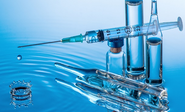 Лекари в Гърция слагали фиктивни ваксини с... бистра вода