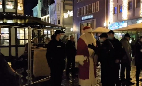 В германски град арестуваха Дядо Коледа - не носел маска
