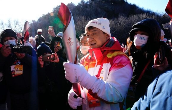 Джеки Чан понесе олимпийския огън