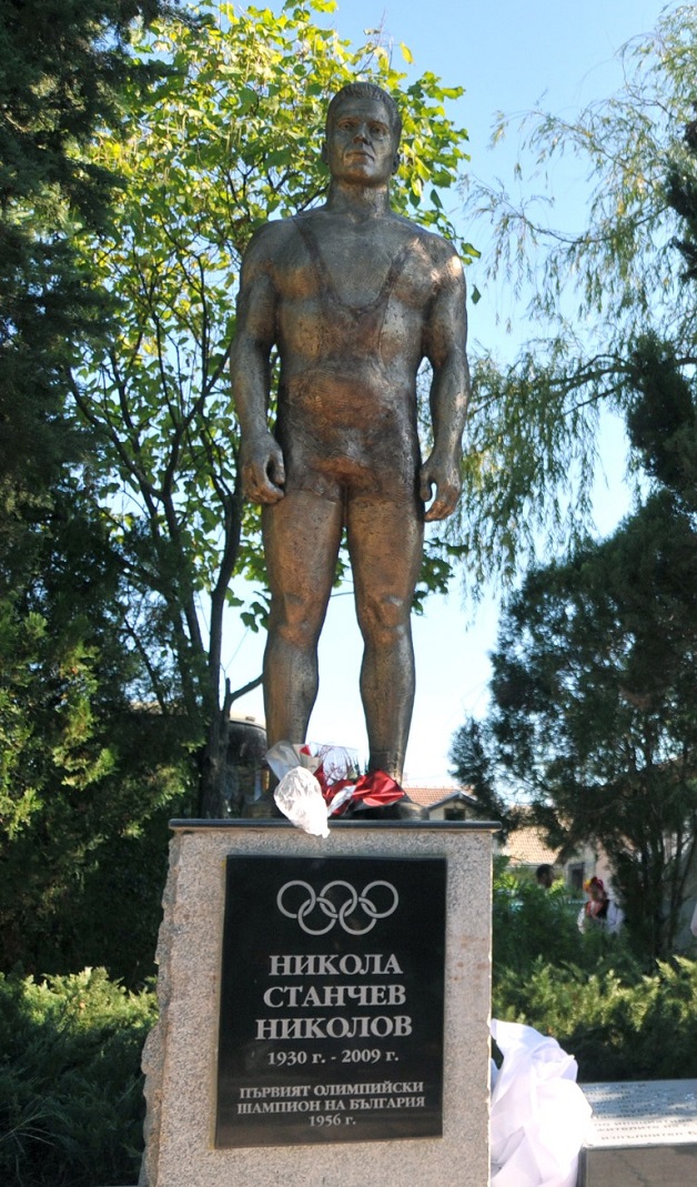 В родното село на първия български олимпийски шампион – бореца Никола Станчев, ревностно тачат паметта му