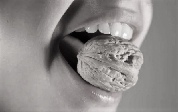 РЕТРО: Учител карал учениците да слагат орехи в устата си, за да мълчат