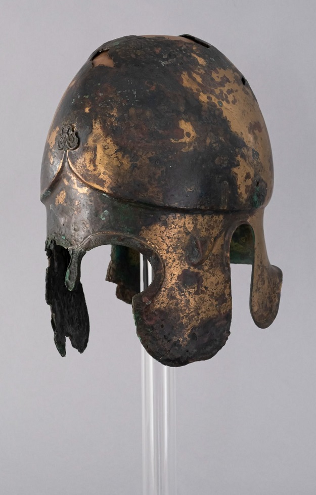 Шлем от халкидски тип, открит в Пейчова могила от некропола при Старосел, е експонат на НАИМ за май