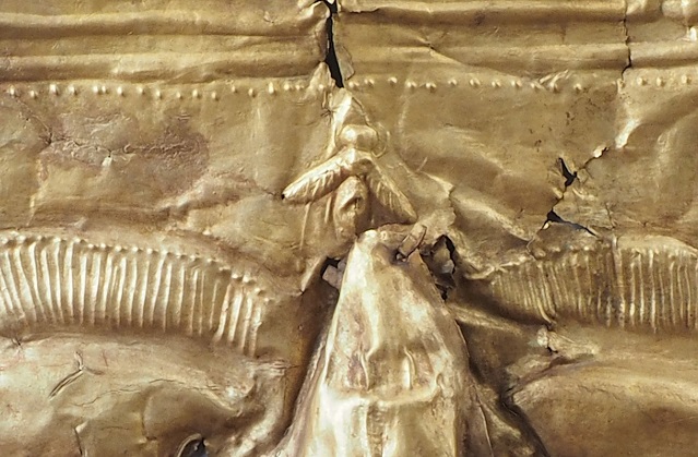 Златна маска с пчела има в експозицията си Националният археологически музей