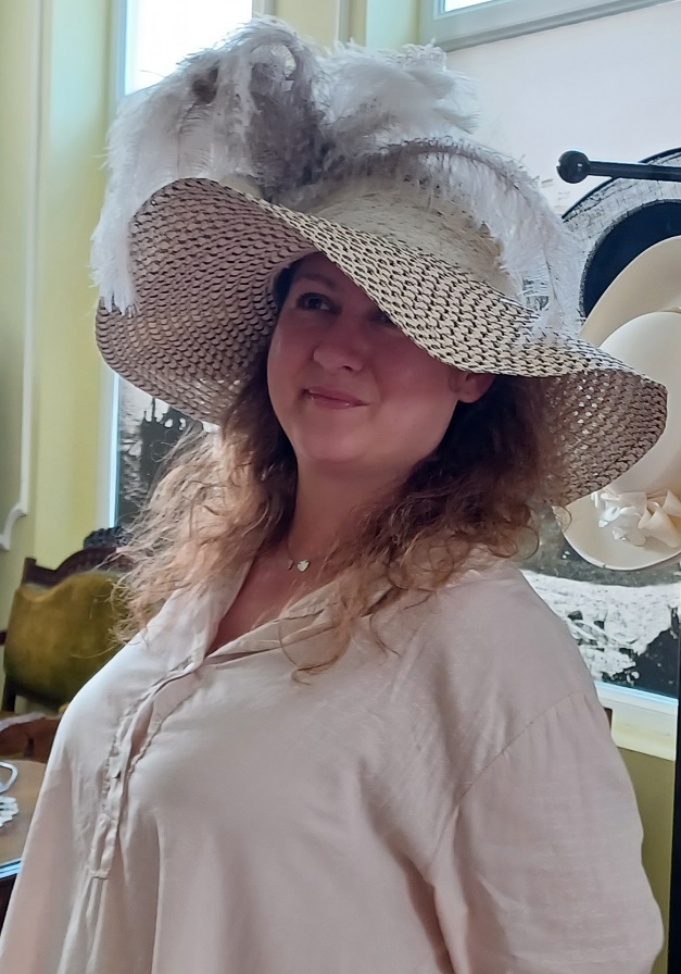 В бургаския исторически музей дамите могат да се снимат с ретро шапки от реквизита на театър „Адриана Будевска“