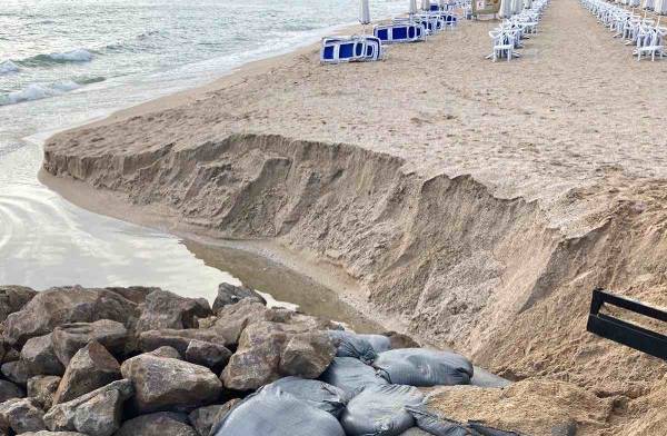 Проливни дъждове увредиха сериозно плажове в Созопол