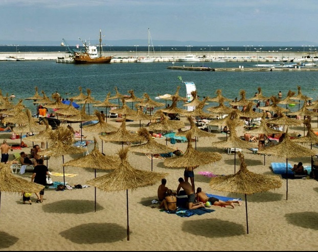 Бизнесът очаква до 3 милиона туристи в България това лято