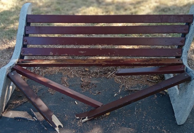 Зачестяват случаите на вандалско трошене на пейки в парковете на Бургас