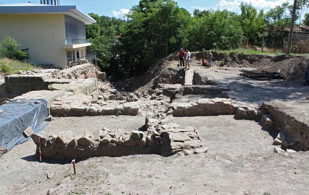 Най-впечатляващото откритие от тазгодишните разкопки в Акве калиде е олтар с надпис от ІІ в.