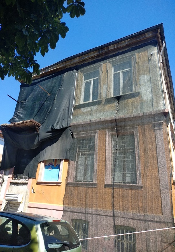 Нехайни собственици оставиха да се рушат безценни образци от старата архитектура в централната част на Бургас