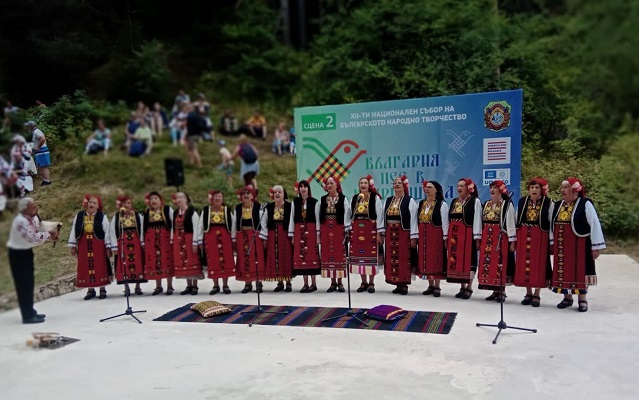 Бургаският хор „Самодивски огън“ с успешен дебют на сцената в Копривщица