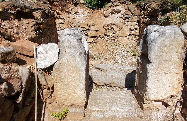 Руши се хилядолетна гробница от римската епоха