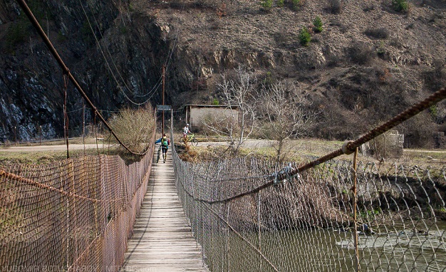 Спешно ремонтират въжен мост над река Искър при с. Владо Тричков