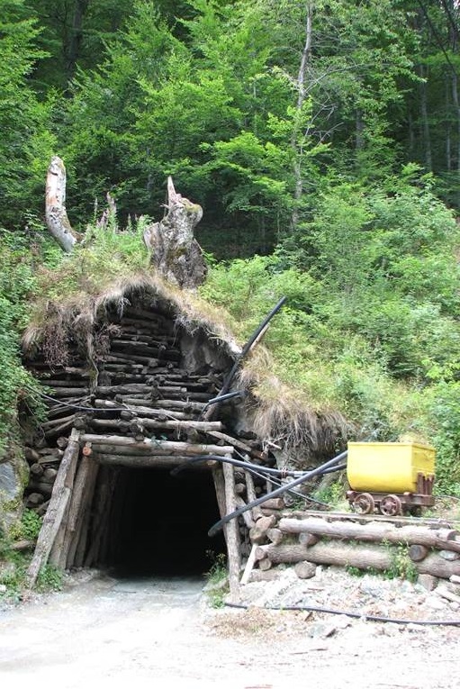 Камъкът, който повлече лавината край мината в Караманица, която продължава да работи незаконно и без ОВОС