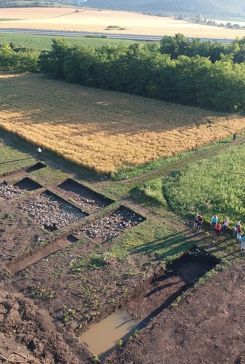 Десет археологически обекти от различни епохи са открити при подготовката на трасето по жп линията Волуяк-Драгоман