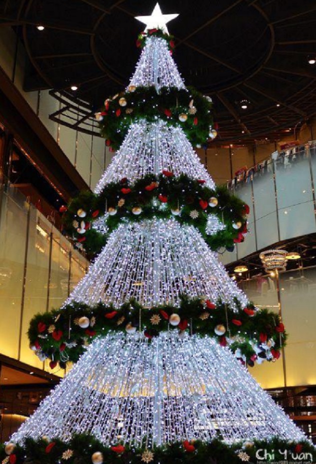 Светещ ангел с тромпет, фенери и четириетажна елха със звезда на върха поръчва за Коледа Община Несебър