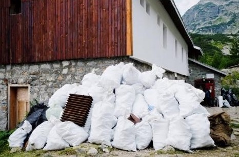 Доброволци събраха край Мальовица над сто чувала с отпадъци