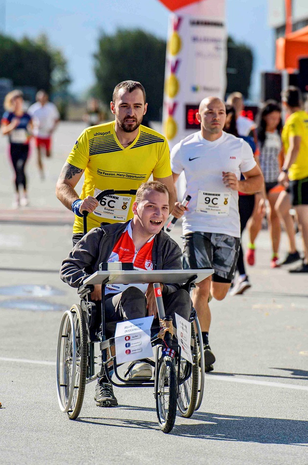 Бегачи аматьори тичаха в Пловдив 16 километра със студент в инвалидна количка заради благородна кауза