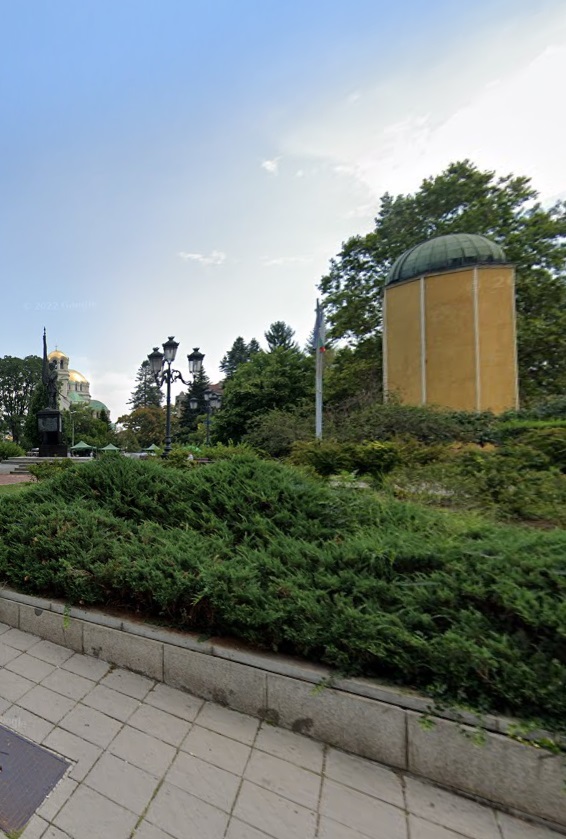 Ще ремонтират забележителната астрономическа кула в градината зад Централния военен клуб в София