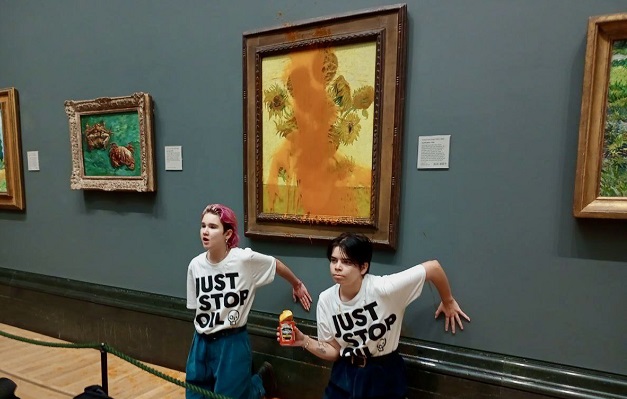 Екоактивистки заляха с доматена супа картината на Ван Гог „Слънчогледи“