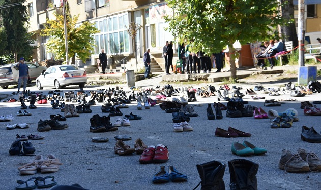 Защо центърът на Босилеград бе заринат с обувки