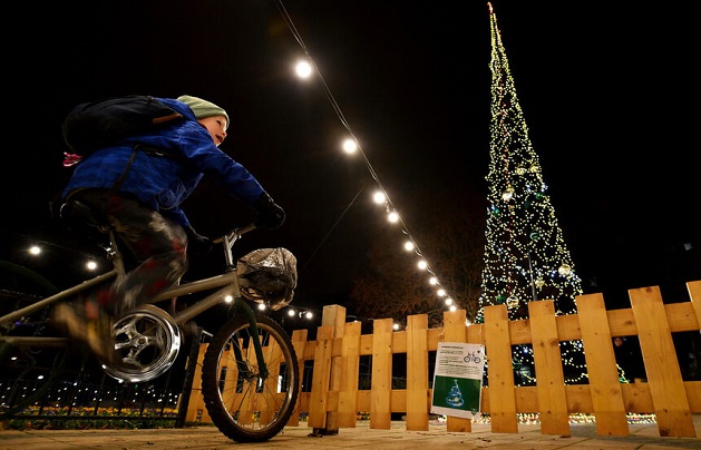 В Будапеща въртят педали, за да свети елхата