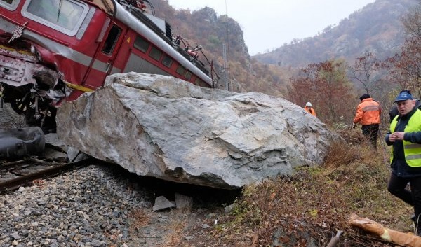 Пътническият влак София-Бургас се удари в паднала скала