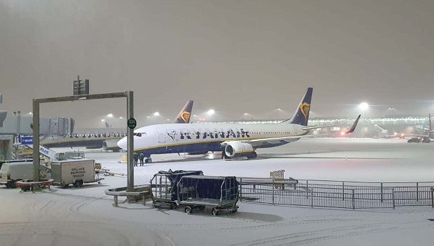 Снежна буря в Англия доведе до хаос на летищата