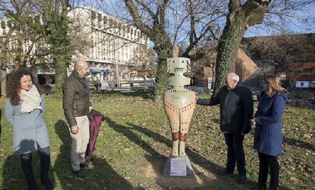 Пластики на праисторически фигурки красят парк в Стара Загора