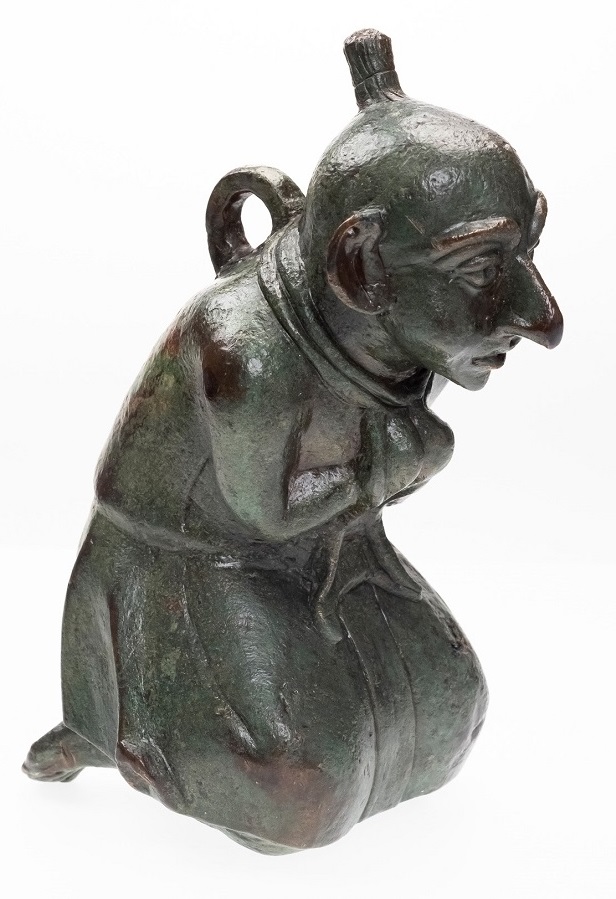 Гротескна фигура на коленичил мъж от I век с чуждестранен произход е експонатът на НАИМ при БАН за януари