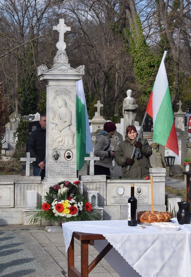Във Варна се проведе общоградско поклонение пред надгробния паметник на Капитан Петко войвода