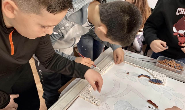 Ученици от Сандански правят мозайка по античен метод