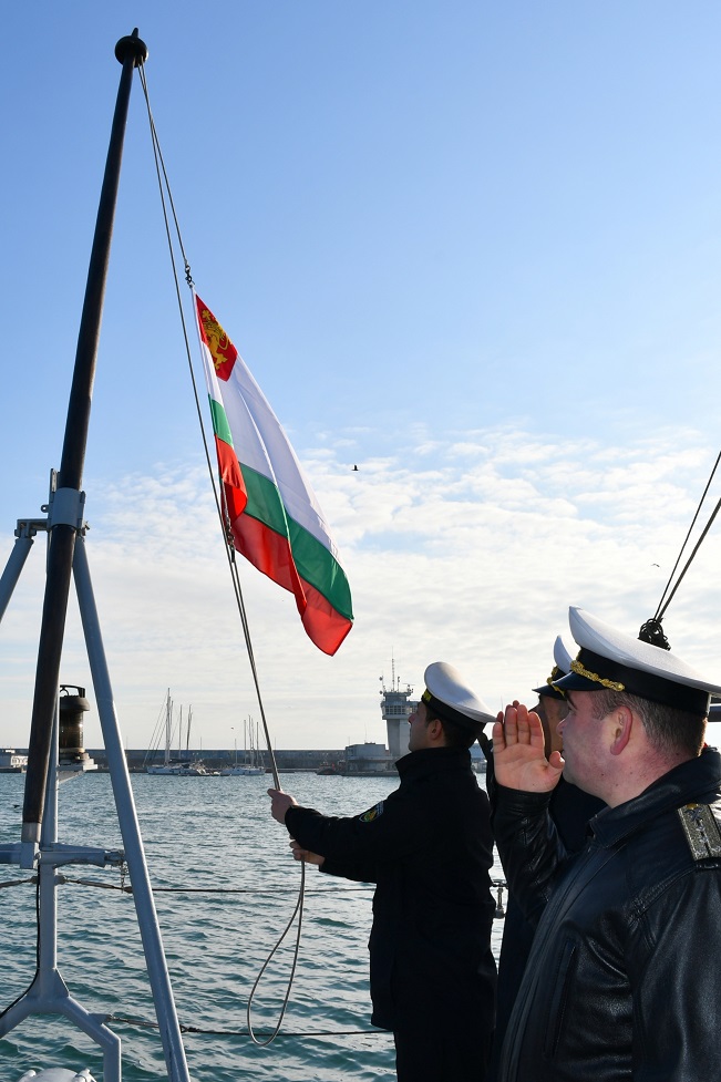 Преди 14 години вдигат за първи път българския военноморски флаг на борда на миннния ловец „Цибър“