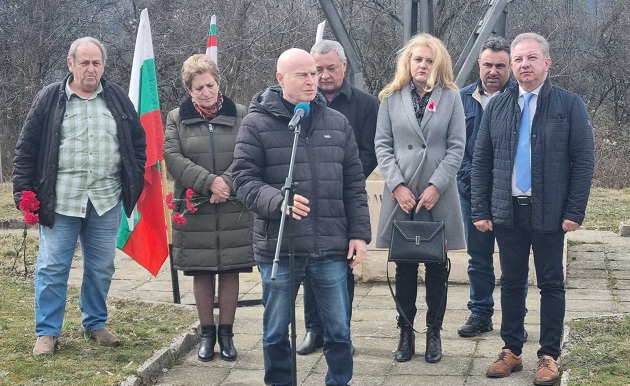 Активисти на Консервативна България почетоха паметта на жертвите от атентата на гара Буново