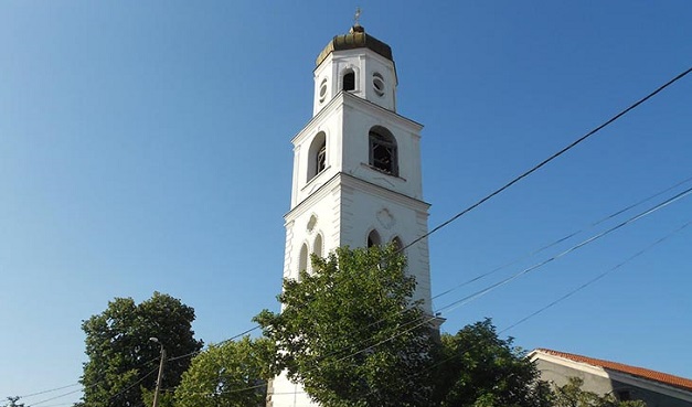 Подменят изгнилите стъпала на камбанарията на храма в Самоков