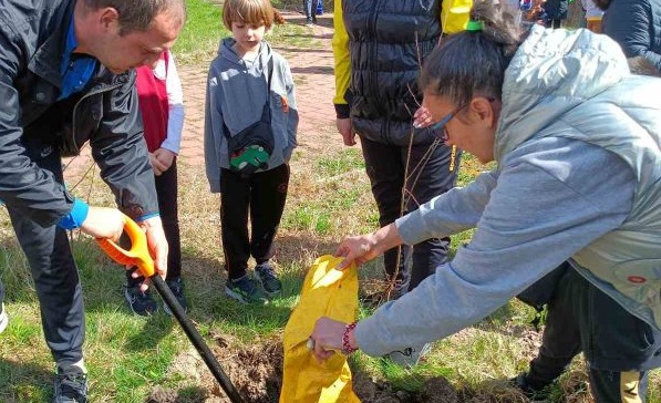 В Перник засадиха „Училищна гора“