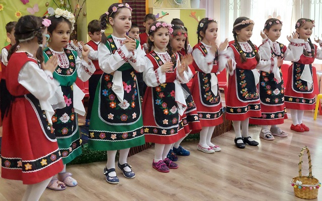 Деца от Бургас възкресиха великденските обичаи и традиции от Странджанския край