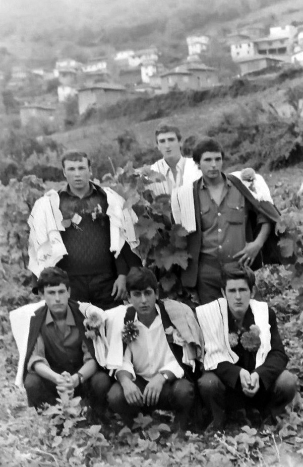 Как се правеха войнишките изпращания в борческото село родопско село Жребичко, известни като шануване