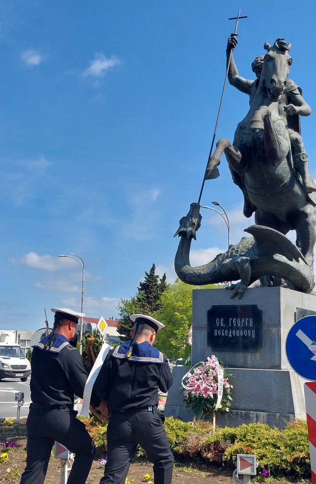 В навечерието на Гергьовден в Поморие с молебен и военни почести беше отбелязан Денят на храбростта