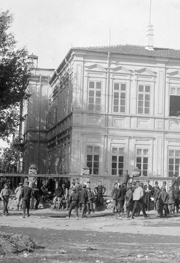 РЕТРО: Какви теми са се падали на матура по български език в едно българско училище преди стотина години