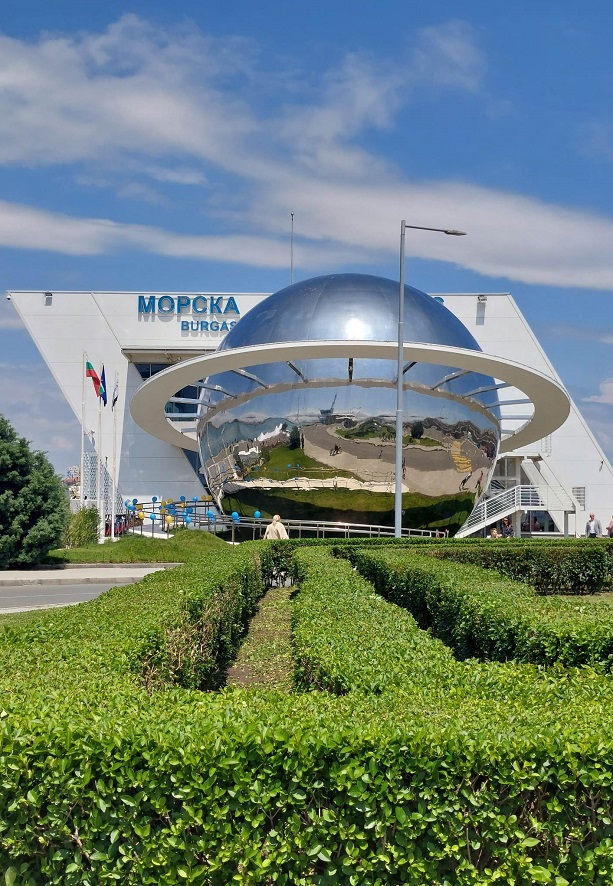 Бургас пренася жителите и гостите си в космическото пространство с новия си планетаруим на Морската гара