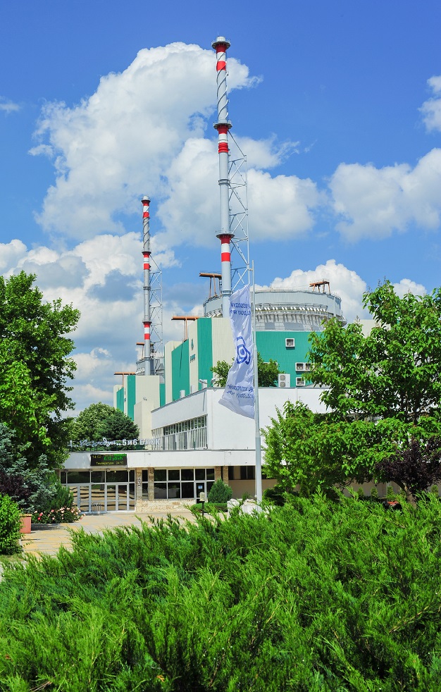 Атомната електроцентрала в Козлодуй ще купува моторен кораб за събиране на водорасли и плаващ боклук