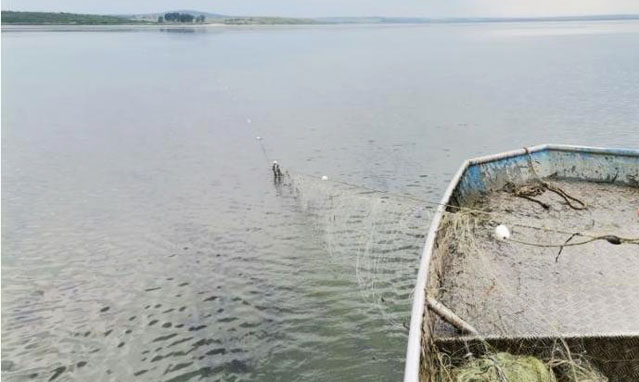 Над километър бракониерски мрежи извадиха от езерото Вая