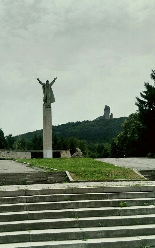 Падащи елементи и рушащи се варовикови блокове налагат спешен ремонт на Паметника на свободата в Шумен