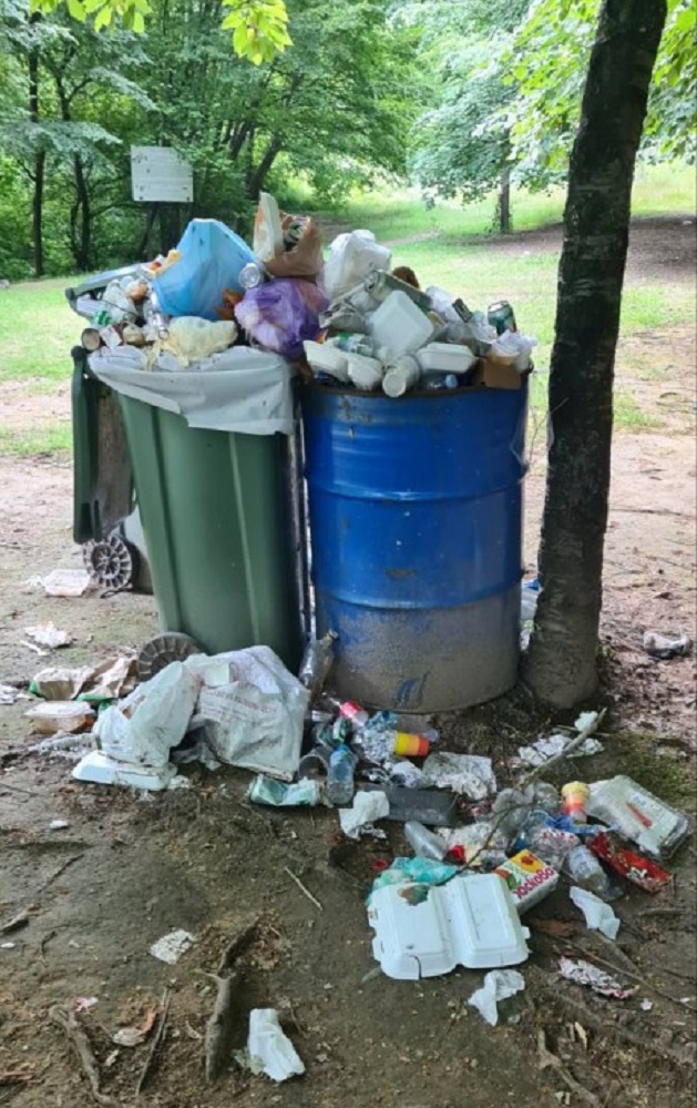 Служители на Община Асеновград събираха отпадъци край Еленина чешма, по пътя към резерват „Червената стена“