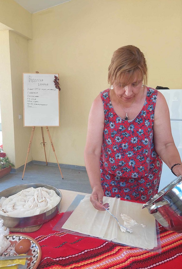 Уредничка на пловдивския Регионален етнографски музей приготви в Бургас вкусна родопска баница