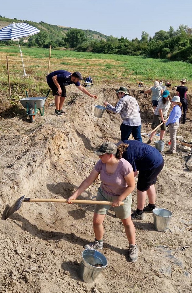Британски студенти карат лятната си практика по археология на разкопки в селищната могила при Бъзовец