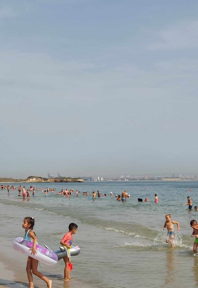 Екстремните температури напълниха морето с къпещи се хора, плажове в Бургас се пукат по шевовете