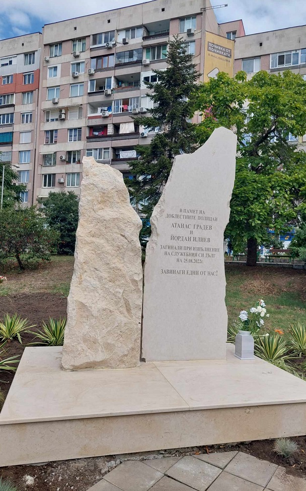 Издигнаха паметник на загиналите преди година бургаски полицаи, пометени от автобус с нелегални мигранти