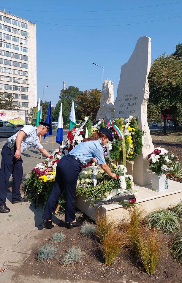 В Бургас откриха паметник на бургаските полицаи, загинали преди година при преследване на автобус с мигранти